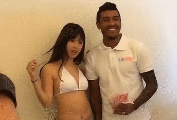 影片由贾玲、沈腾、陈赫、张小斐主演，讲述了意外回到20年前的贾晓玲（贾玲 饰），与年轻时的母亲李焕英（张小斐 饰）成为亲密好友，从而开启了一系列搞笑故事